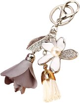 Sleutelhanger met bloem, strass, kwastje en blad – Sleutelring en tasbedel voor dames