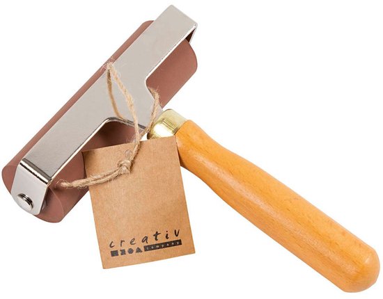Rouleau lino marron de 10 cm avec cadre en métal et manche en bois. Une étiquette marron en carton "creativ company" est attachée.
