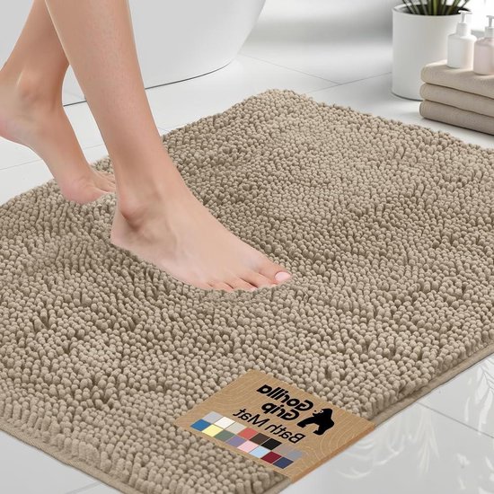 Voeten op een beige Gorilla Grip badmat. De mat heeft een zachte, pluizige textuur.