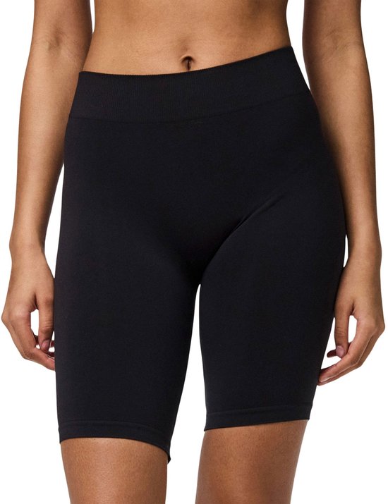 Close-up van een zwarte naadloze fietsbroek met een geribbelde tailleband.