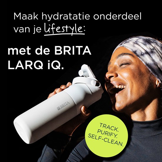 Vrolijke vrouw met een sportband om haar hoofd die een witte BRITA LARQ iQ fles drinkt. Een gele cirkel met "TRACK. PURIFY. SELF-CLEAN." staat ernaast.