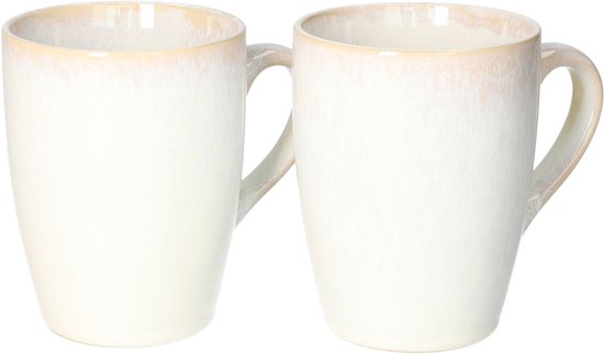 Twee witte mokken met glanzende bruine rand.