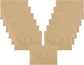 Een set bruine kraftpapieren enveloppen met een hartvormige sluiting, gerangschikt in een V-vorm.