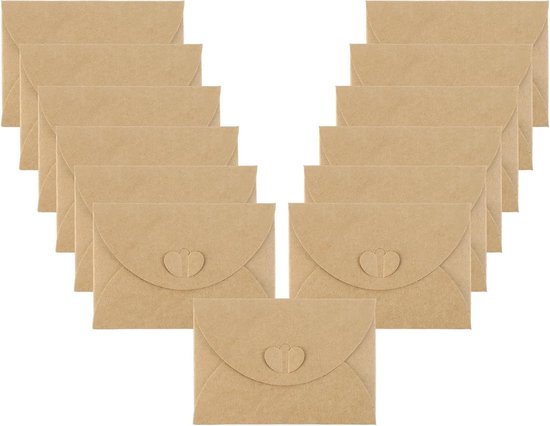 Een set bruine kraftpapieren enveloppen met een hartvormige sluiting, gerangschikt in een V-vorm.