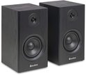 Twee zwarte, houten boekenplank speakers met een woofer en tweeter.