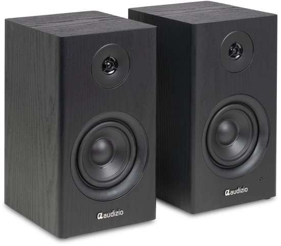 Twee zwarte, houten boekenplank speakers met een woofer en tweeter.