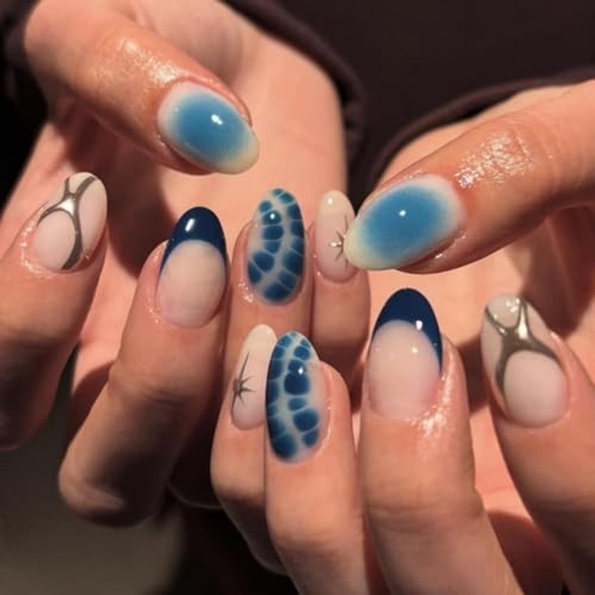 Cosensi- Kunstnagels 24 Stuks - Korte Amandelvorm - Franse Tips - Blauwe Ombre - Krokodillenprint - Zilveren Sterren - Nepnagels