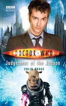 Boekomslag 'Doctor Who: Judgement of the Judoon' met de Doctor in een pak, Judoon-krijger en futuristische stad.