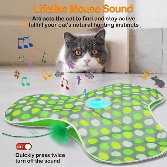 Katten speelmat met groene stippen en een kat op de achtergrond die naar de mat kijkt. Muzieknoten en muisillustraties zweven boven de mat.