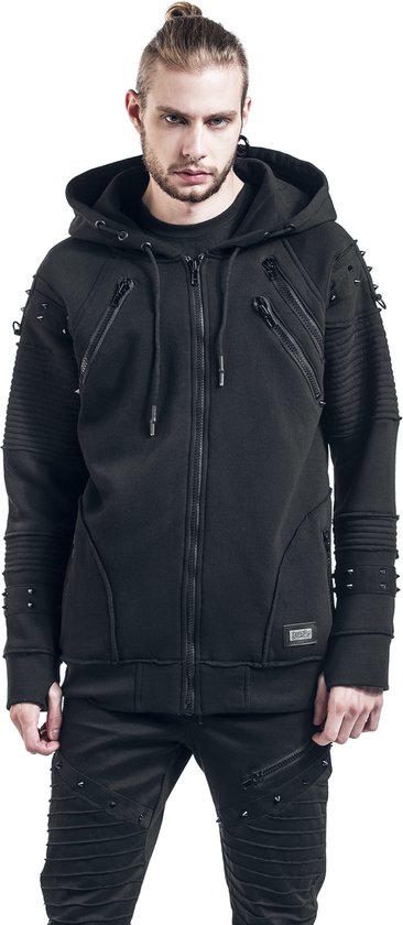 Man met zwarte hoodie, sluiting, dubbele ritsen op de borst en stekels op de schouders.