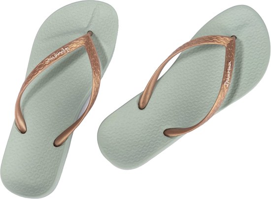 Lichtgroene Ipanema teenslippers met koperkleurige bandjes.