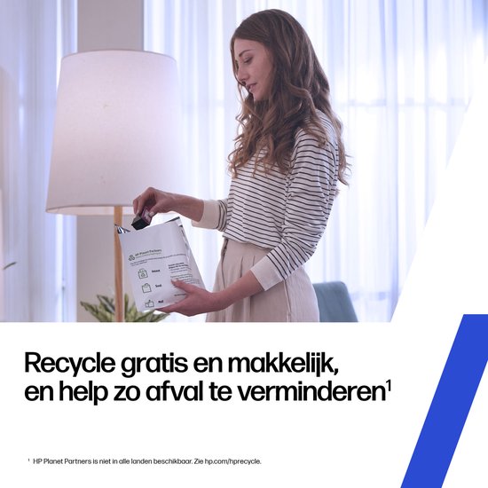 Vrouw met gestreept shirt met een HP inktverpakking.