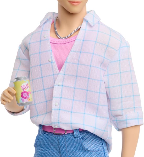 Jinu pop met zilverkleurige ketting, roze T-shirt, open geruit overhemd en een blikje met Saja Boys logo.