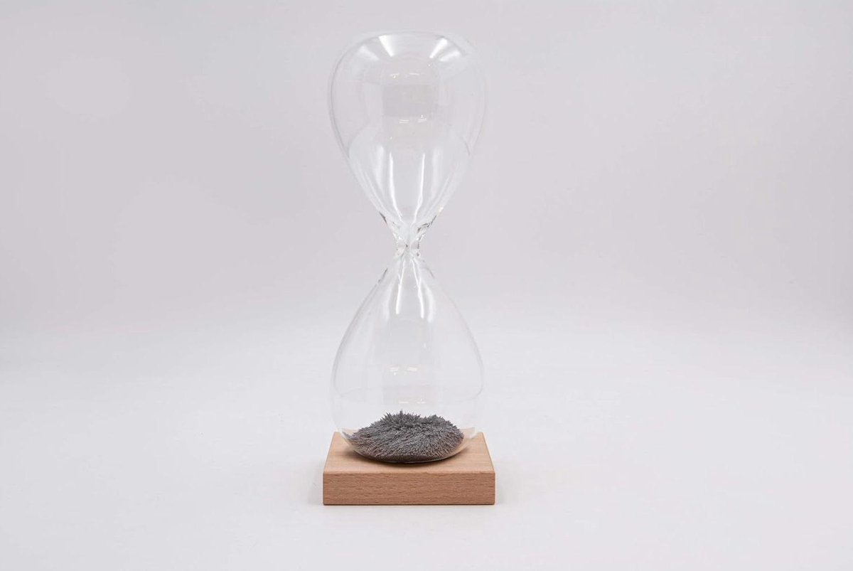 Magnetische Zandloper - Zandloper Met Magneet - Tijd Meten Decoratie - Creëert Unieke Vormen - 20 cm Hoog - Eiken Grijs
