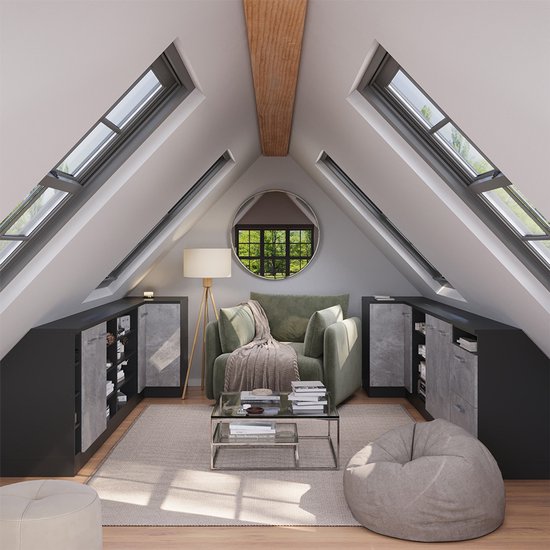 Woonkamer met schuin dak, ingericht met een groene fauteuil, salontafel en donkergrijze kasten met betonlook deuren.