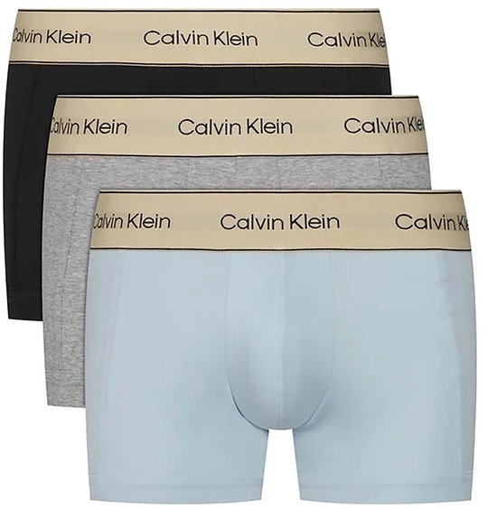 Drie Calvin Klein boxershorts in zwart, grijs en lichtblauw met beige Calvin Klein band.