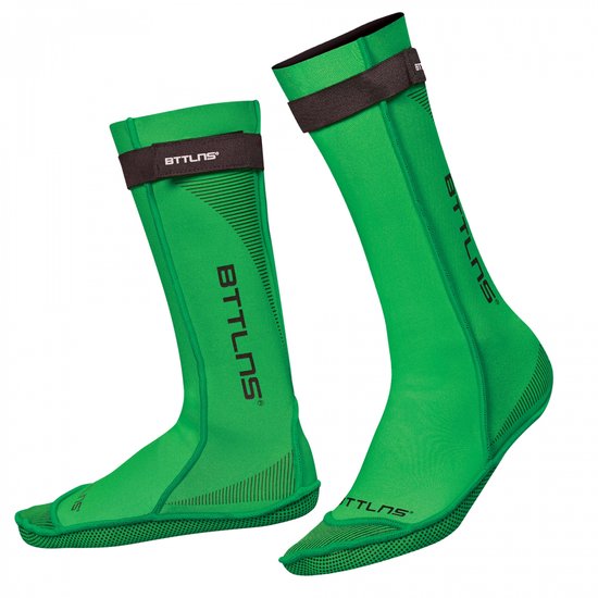 Twee groene neopreen zwemsokken met bandje, anti-slip zool en logo BTTLNS