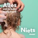Babyhoofdje met nat haar, wordt gewassen door handen. Tekst: "Alles wat je baby nodig heeft Niets meer".