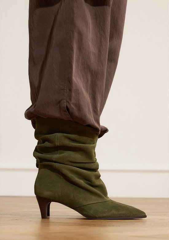 Manfield - Dames - Groene suède slouchy enkellaarsjes met hak - Maat 42