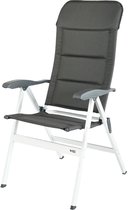 Grijze campingstoel met wit frame, gewatteerde zitting en rugleuning, en grijze armleuningen. In de 'normale' stand.