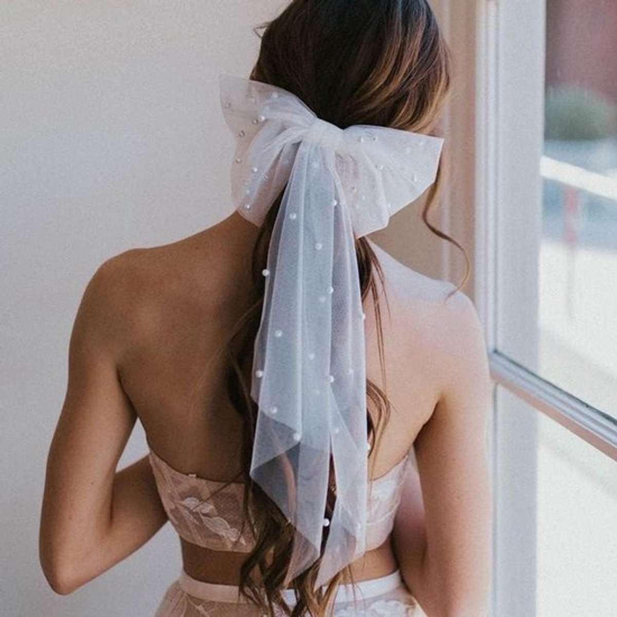 Lange tule streamer parelboog haaraccessoires voor vrouwen en meisjes met dik haar, wit.