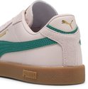 Achterkant van lichtroze Puma sneaker met groene streep, suède hiel en gouden Puma-kat.