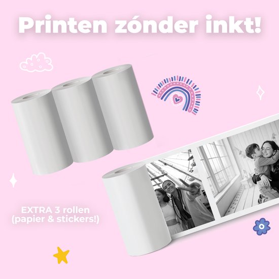 Drie witte papierrollen en een zwart-wit foto van een moeder en kind.