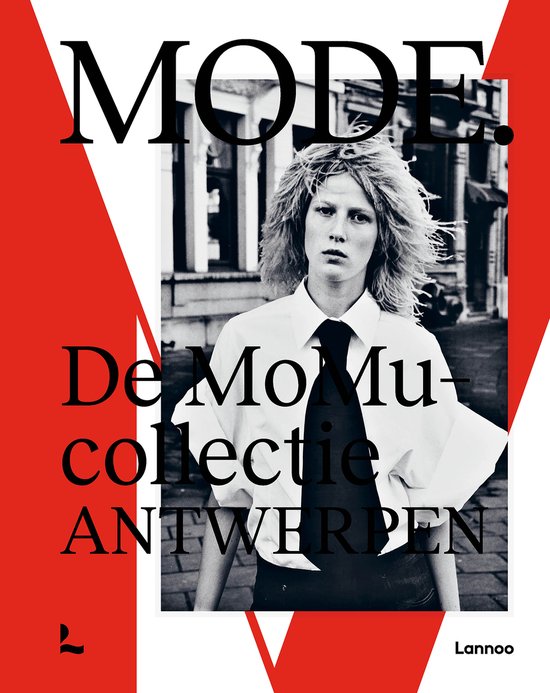 Boekomslag met zwart-witfoto van model in wit overhemd met das en tekst MODE. De MoMu-collectie ANTWERPEN.