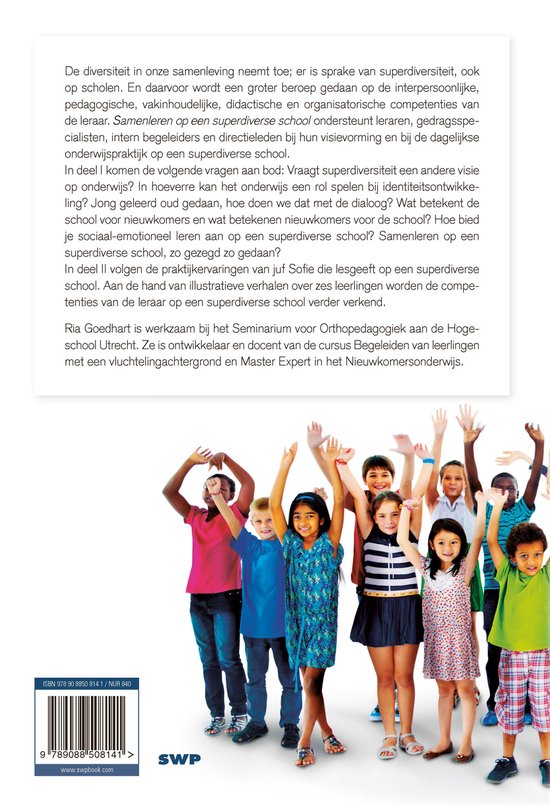 Een diverse groep kinderen juicht, met hun armen in de lucht. Links onderaan een boekcover met de titel 'Samenleren op een superdiverse school'.