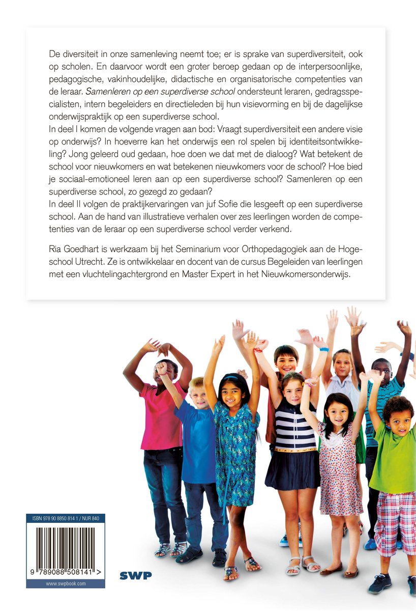 Een diverse groep kinderen juicht, met hun armen in de lucht. Links onderaan een boekcover met de titel 'Samenleren op een superdiverse school'.
