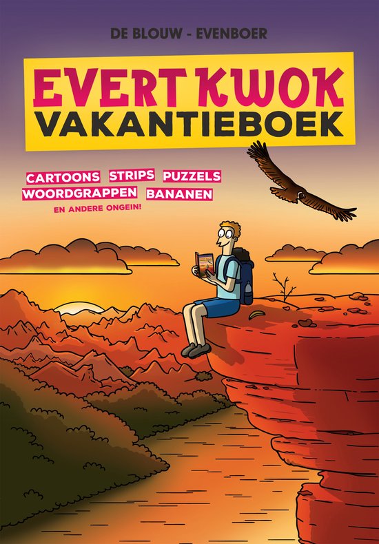 Man met bril en blauw T-shirt zit op een rots met een boek in zijn hand, in de woestijn.