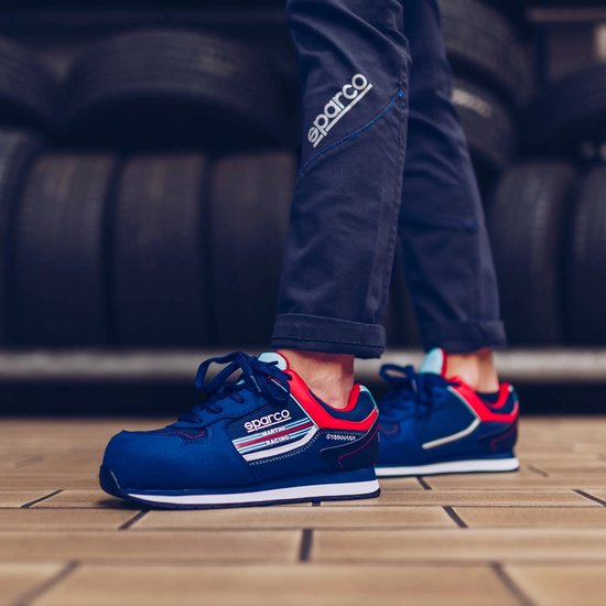 Basses baskets bleues avec accents rouges et bleu clair, logo Sparco Martini Racing sur le côté.
