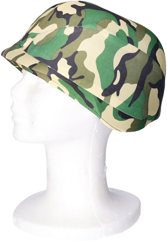 Camouflage helm op een witte paspop, gezien vanaf de zijkant. De helm is lichtgroen, beige en zwart.