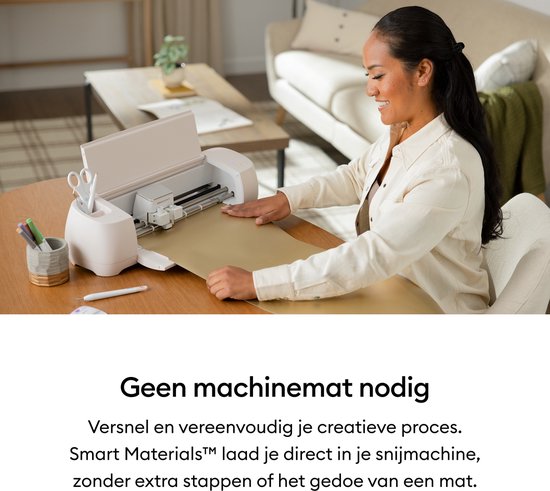Vrouw gebruikt een witte Cricut snijmachine om bruin vinyl te snijden.