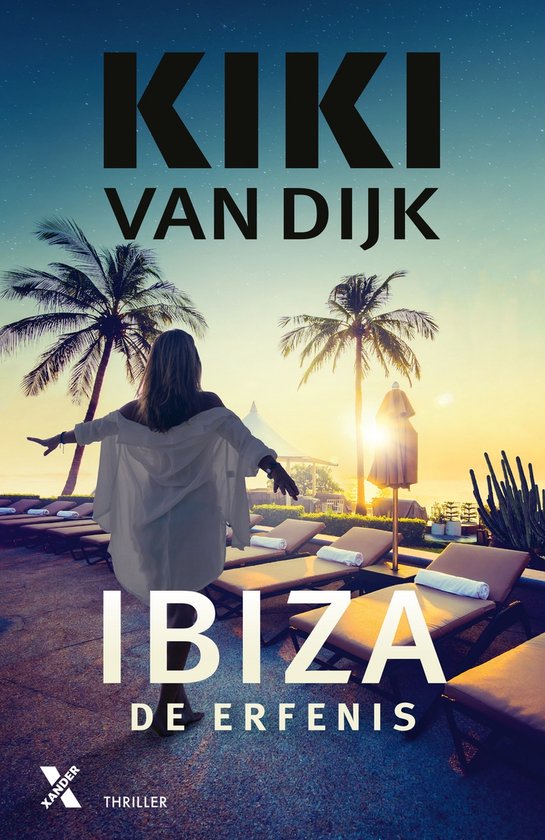 Couverture du livre 'Ibiza De erfenis' de Kiki van Dijk. Une femme se tient de dos sur une terrasse avec des chaises longues, des palmiers et la mer au loin.