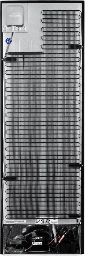 Achterkant van een Inventum koel-vriescombinatie met zichtbare condensatorspiralen.
