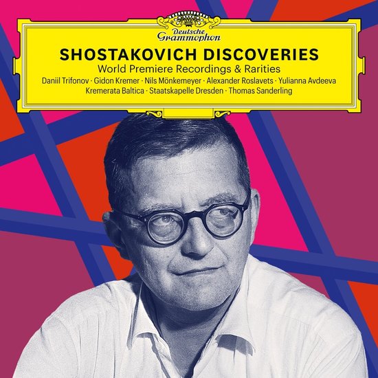 Portret van een man met bril, tegen een achtergrond van felgekleurde geometrische patronen.