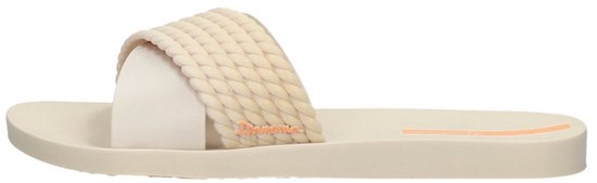 Lichtbruine Ipanema slipper met gevlochten band en oranje logo.