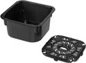 Zwarte binnenpan en grillrooster van de Ninja Speedi multicooker, los van het apparaat.