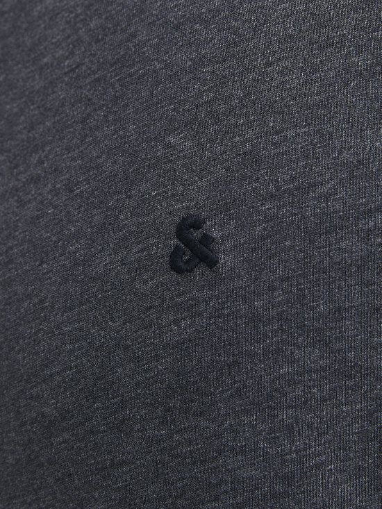 Detail van een donkergrijs T-shirt met een geborduurd zwart '&' logo op de borst.