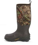 Zijaanzicht van een bruine Muck Boot met camouflageprint op de schacht.