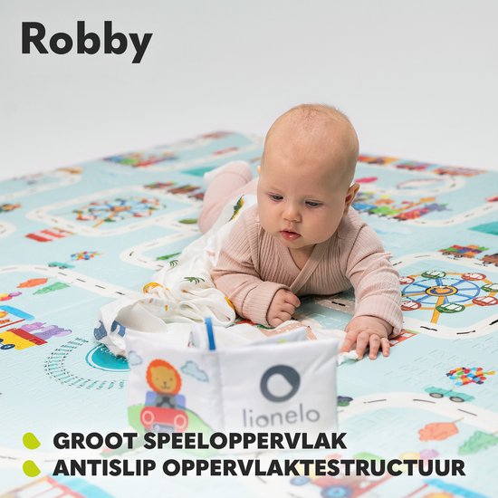 Baby op een lichtblauw speelkleed met treinbaan. Grote speelvlak en antislip.