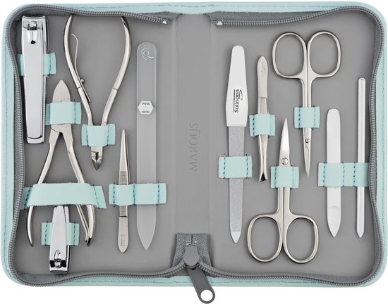 Lichtgrijs etui geopend, met 12 zilverkleurige manicure- en pedicure-instrumenten, waaronder scharen, knippers en vijlen.