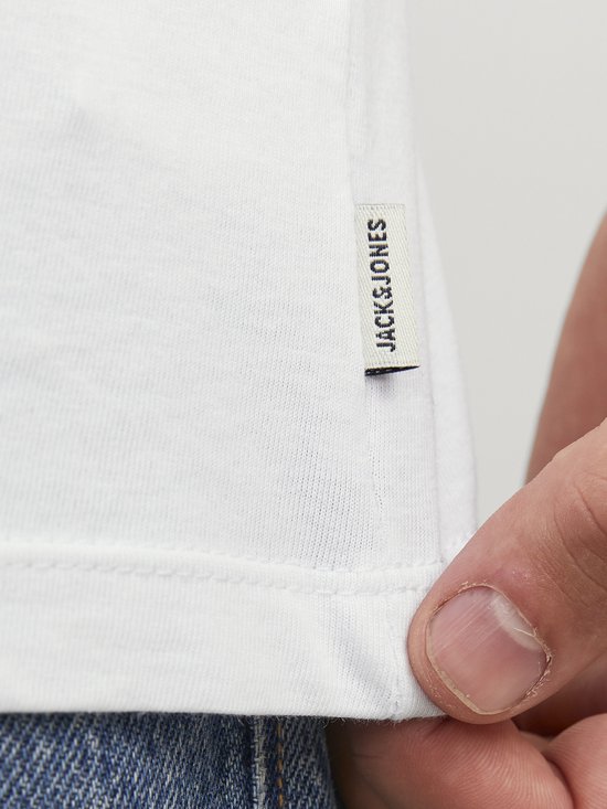 Detailopname van een wit T-shirt met een Jack & Jones label.