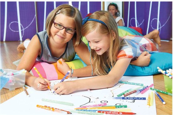 Twee meisjes liggen op de grond en kleuren op een groot vel papier met STABILO Trio A-Z stiften.