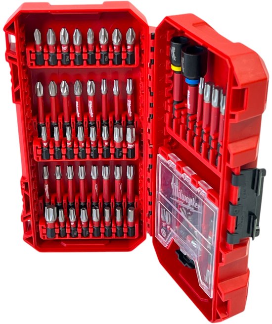Open rode Milwaukee bitset koffer met diverse schroefbits en dopsleutels. Één kant heeft rijen met rode en zilverkleurige bits. De andere kant heeft gele, blauwe, rode en zwarte bits.