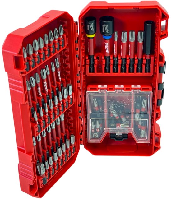 Open rode Milwaukee bitset koffer met diverse schroefbits en dopsleutels. Één kant heeft rijen met rode en zilverkleurige bits. De andere kant heeft gele, blauwe, rode en zwarte bits.