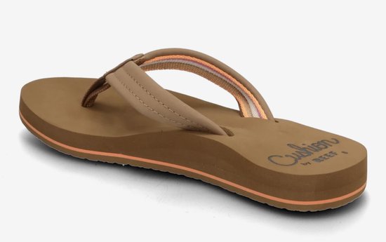 Cognacbruine Reef slipper met beige en oranje strepen in de bandjes.