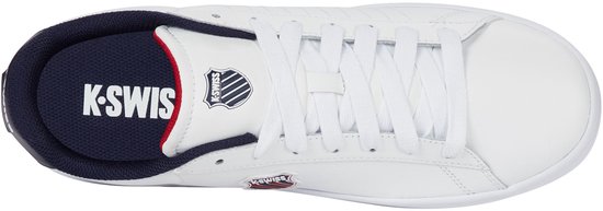 Witte K-Swiss sneaker met marineblauwe en rode accenten aan de binnenkant en K-Swiss logo op de zool.