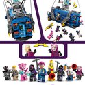 Bus de combat LEGO avec ballon, figurines et accessoires détachés.